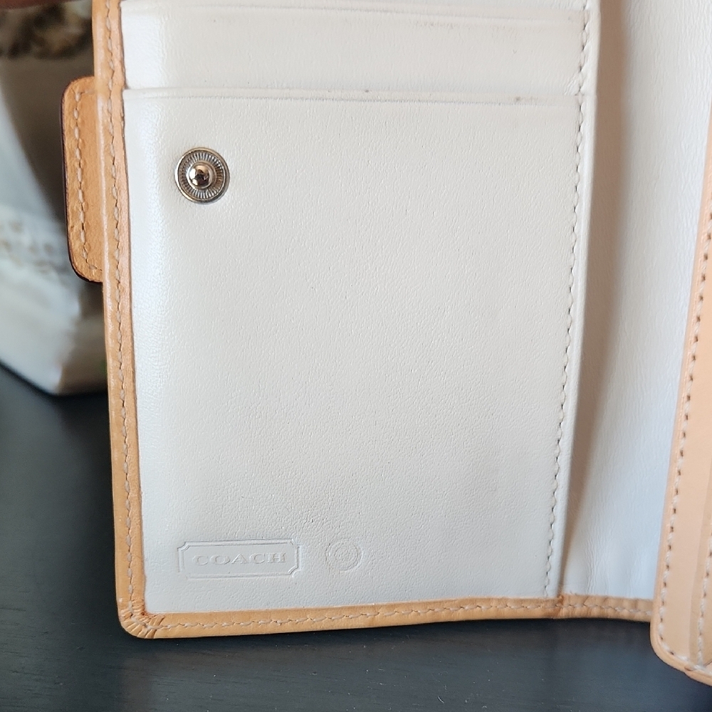 Coach Soho Rare Vintage Bee Wallet EUC - Picture 9 of 16